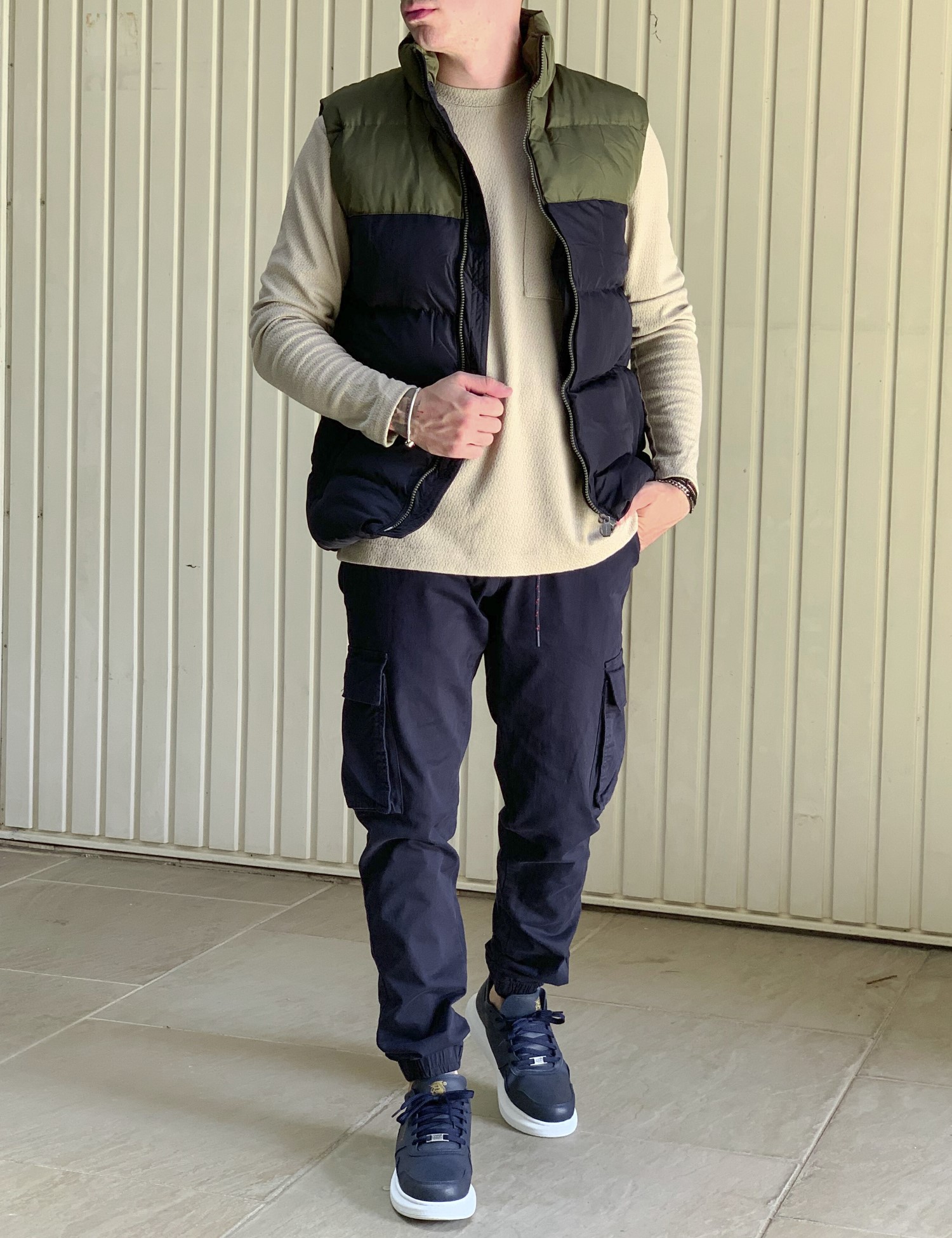 Ανδρικό χακί καπιτονέ αμάνικο μπουφάν με διχρωμία ADK59216Q φωτογραφία